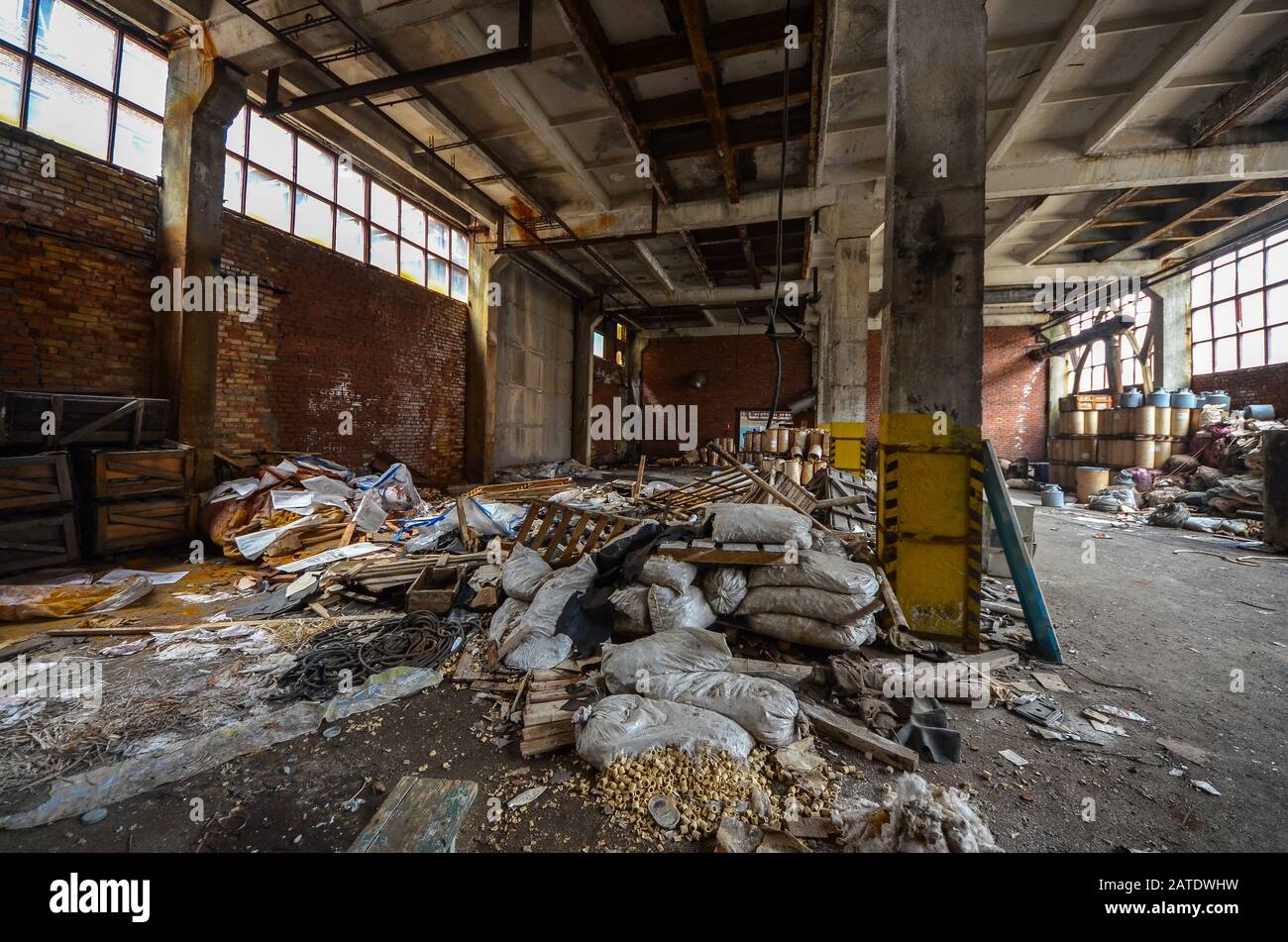 Das verlassene Chemiewerk (Ehemalige Sowjetunion) in Ufa. Verlassene Fabrik in Ufa, Russland. Industrielle Sicht auf die Anlage in Russland Stockfoto