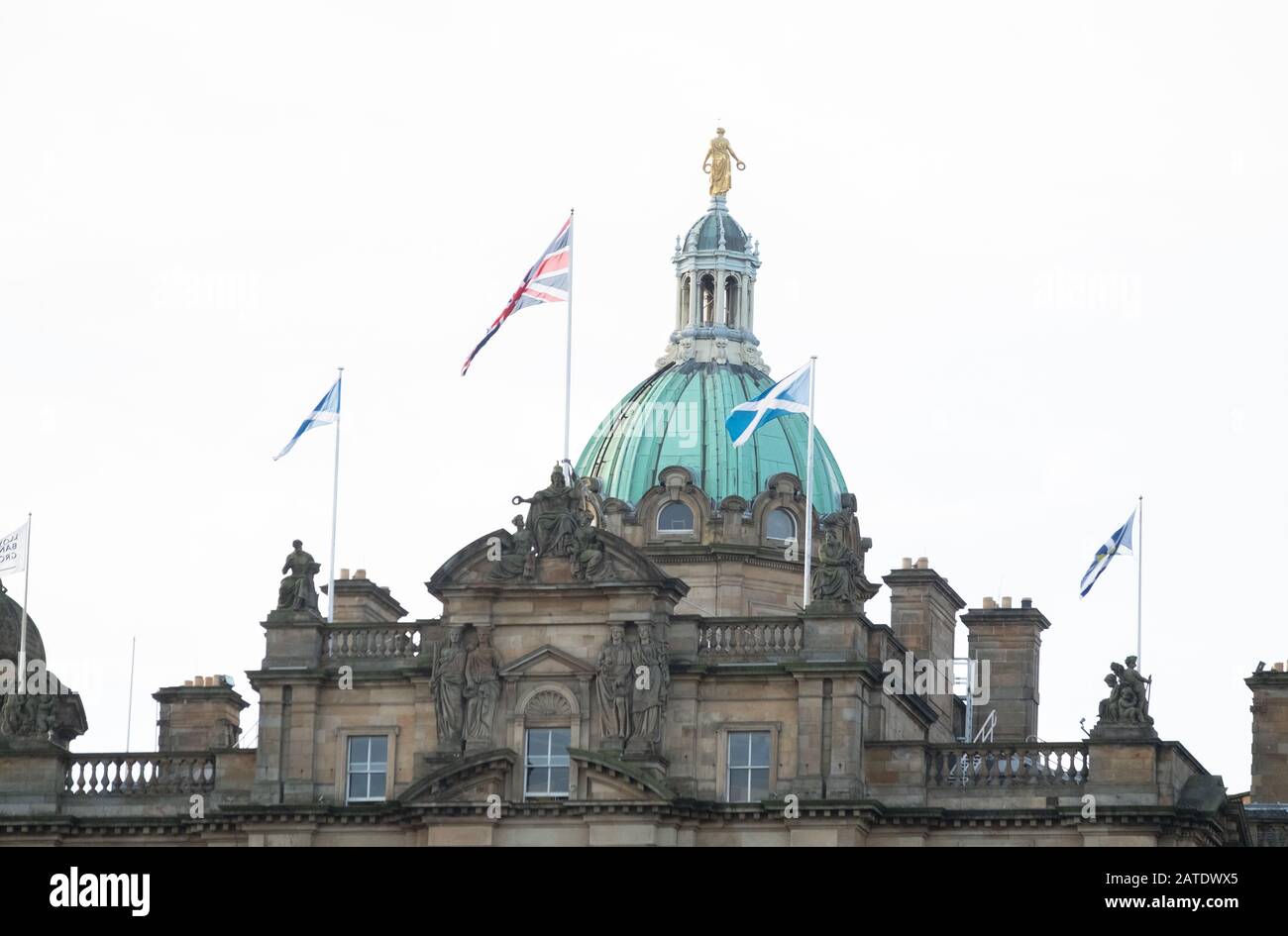 Nahaufnahme des Gebäudes der Bank of Scotland (1806) und seiner Kuppel mit schottischen Flaggen und Union Jack, Old Town, The Mound, Edinburgh, Schottland Stockfoto