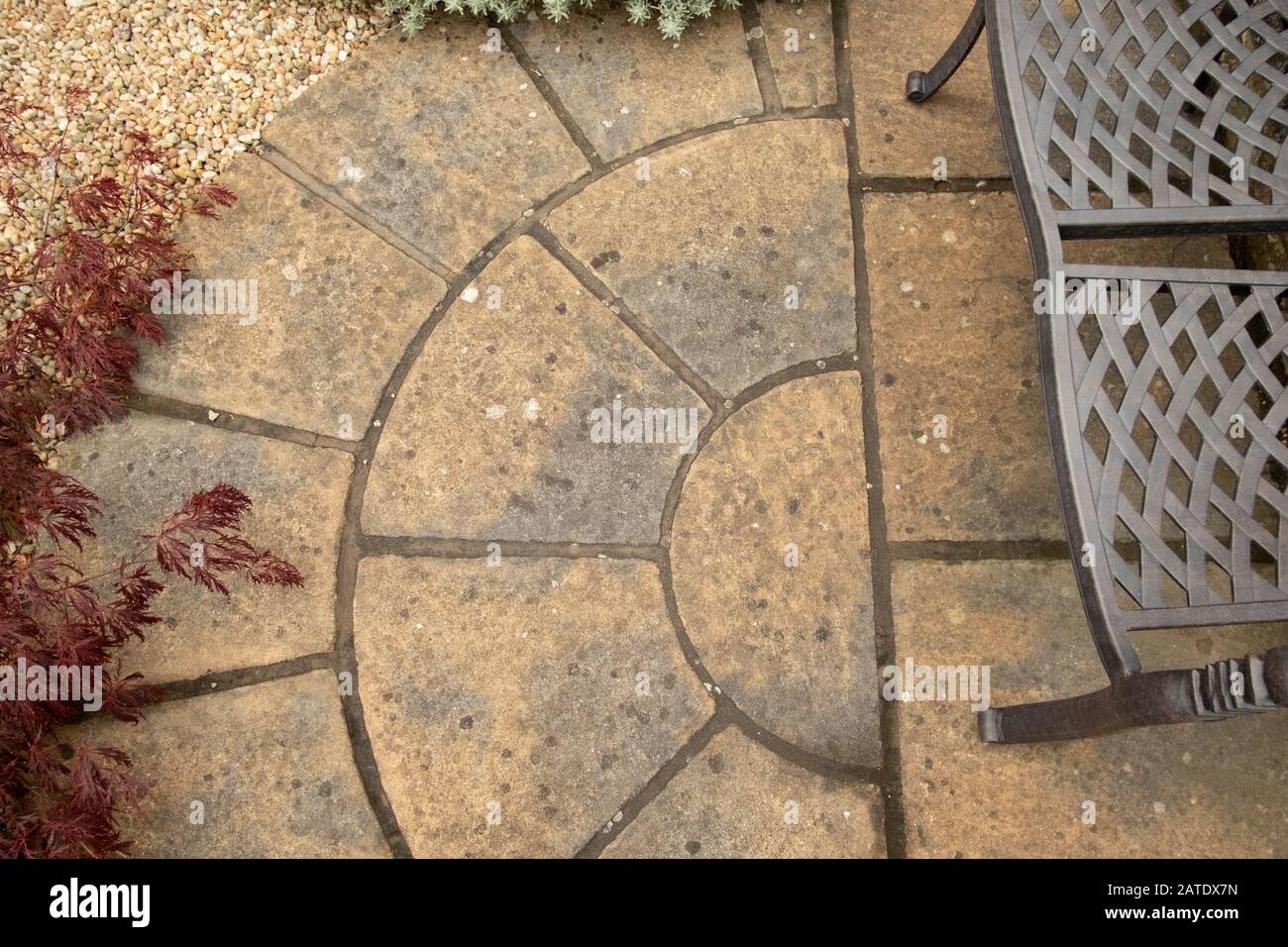 Pflasterung von Platten in kreisförmigem Muster in einem Garten in Schottland, Großbritannien Stockfoto