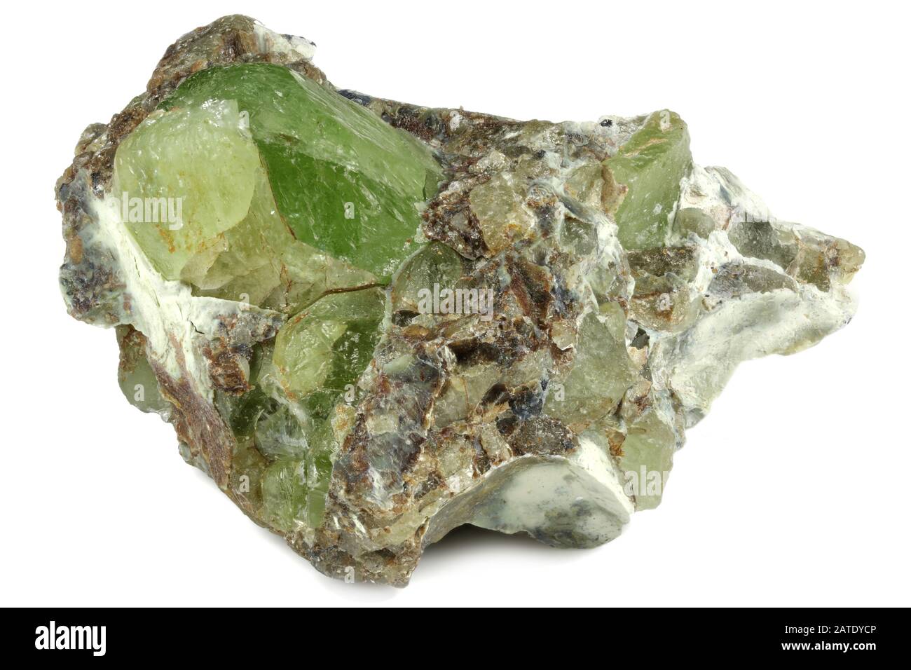 Peridot auf Matrix aus Kohistan Valley, Pakistan isoliert auf weißem Hintergrund Stockfoto