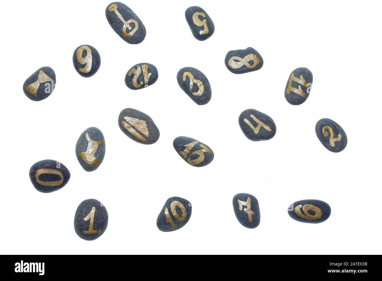 Gruppe von Stein Runen auf weißem Hintergrund Stockfoto