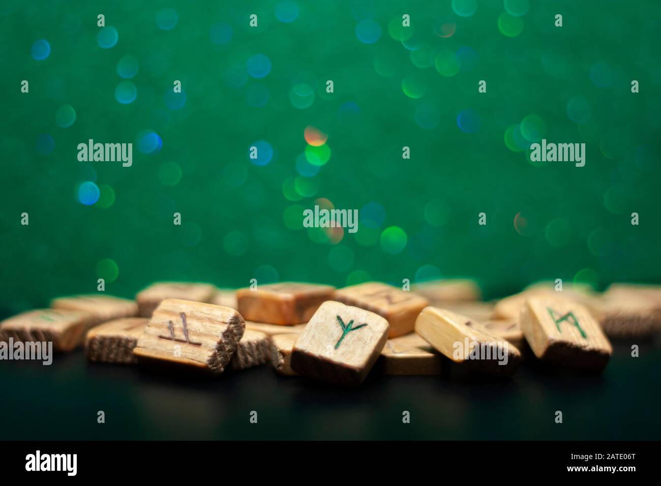 Gruppe von alten hölzernen Runen auf einem grünen bokeh Hintergrund Stockfoto