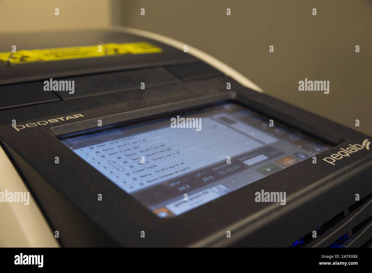 Ein PCR-Thermocycler zur genetischen Analyse Stockfoto