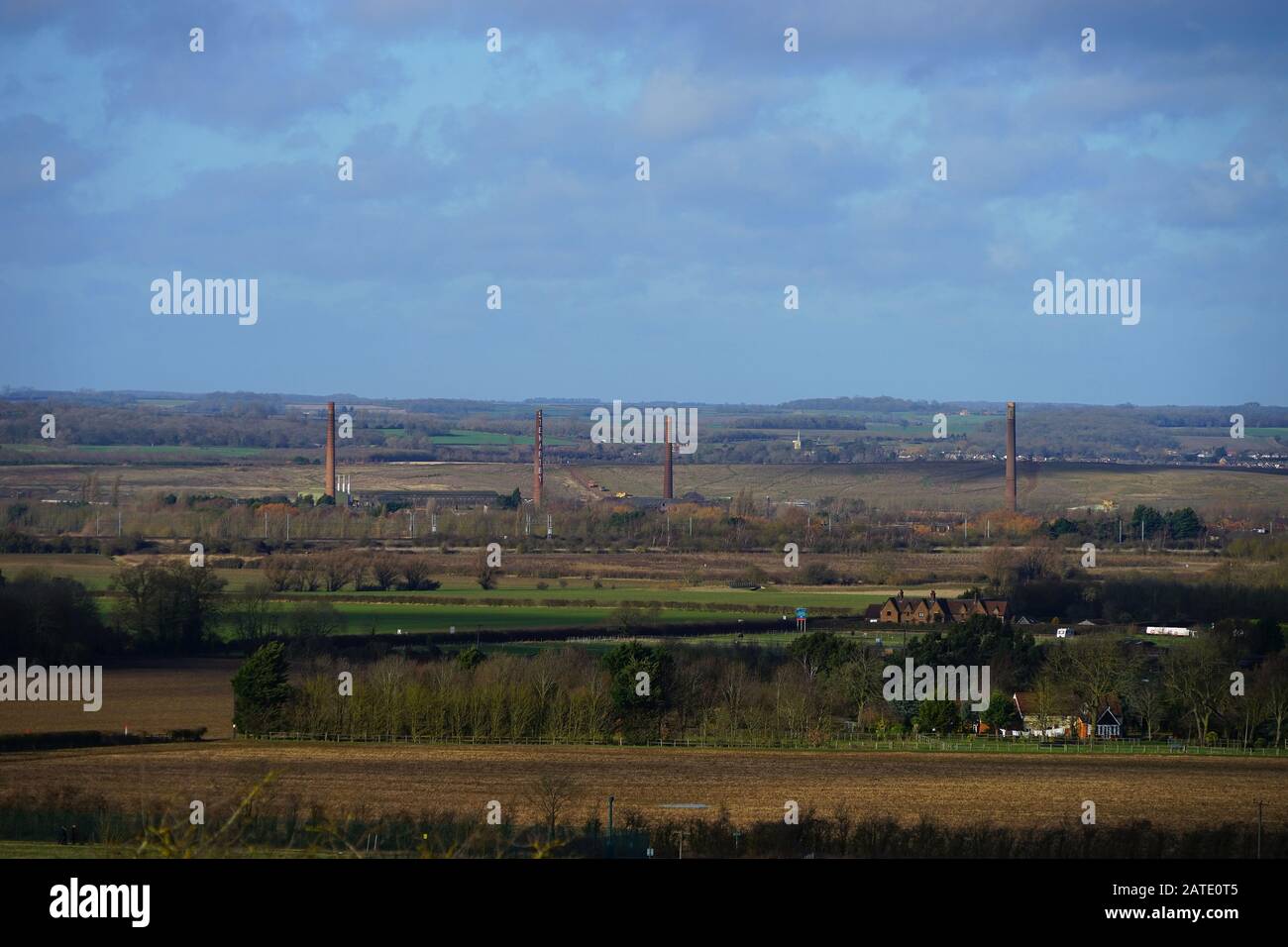 Ein Blick über die alten Stewartby Ziegeleien von Houghton House Stockfoto