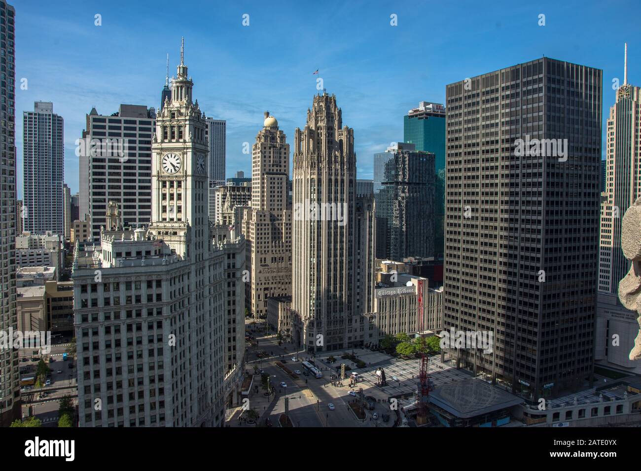 Flussufer in Chicago. Bild des Chicagoer Stadtviertels in der Dämmerung. Stadtbild Chicago Stockfoto