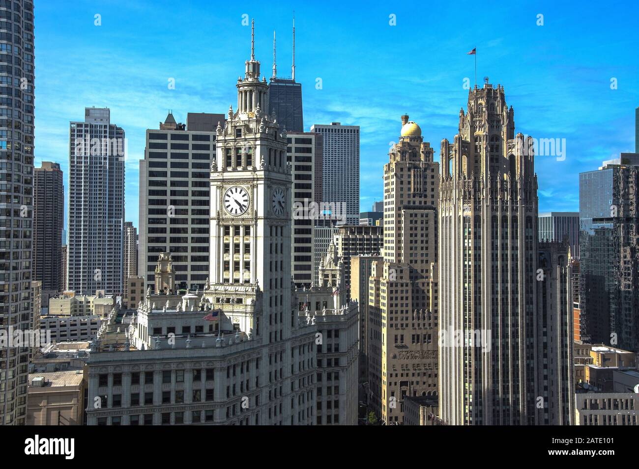Flussufer in Chicago. Bild des Chicagoer Stadtviertels in der Dämmerung. Stadtbild Chicago Stockfoto
