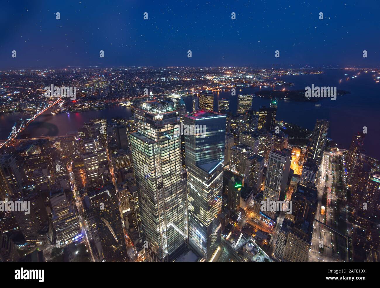 Die Brooklyn Bridge und die Skyline von Manhattan in New York City beleuchteten nachts mit einem Vollmond über dem Kopf. NYC Landscape Night Stockfoto