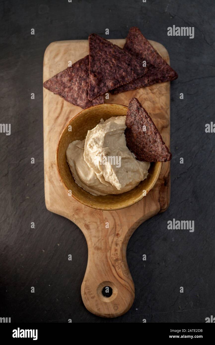 Blue Maiz Tortilla-Chips und Hummus Stockfoto