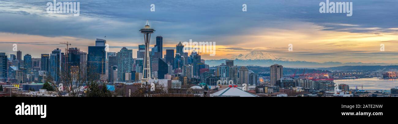 Skyline von Seattle mit Space Needle und Mt. Rainier Stockfoto