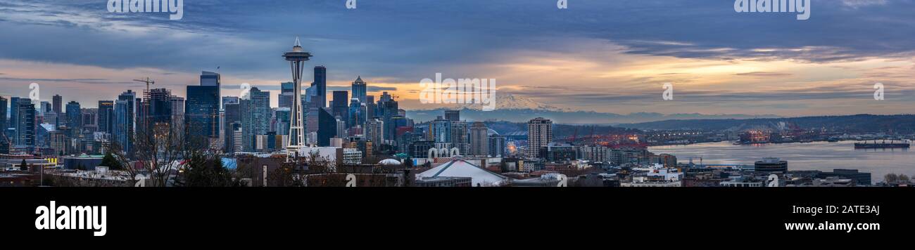 Seattle breites Panorama mit Space Needle und Mt. Rainier Stockfoto