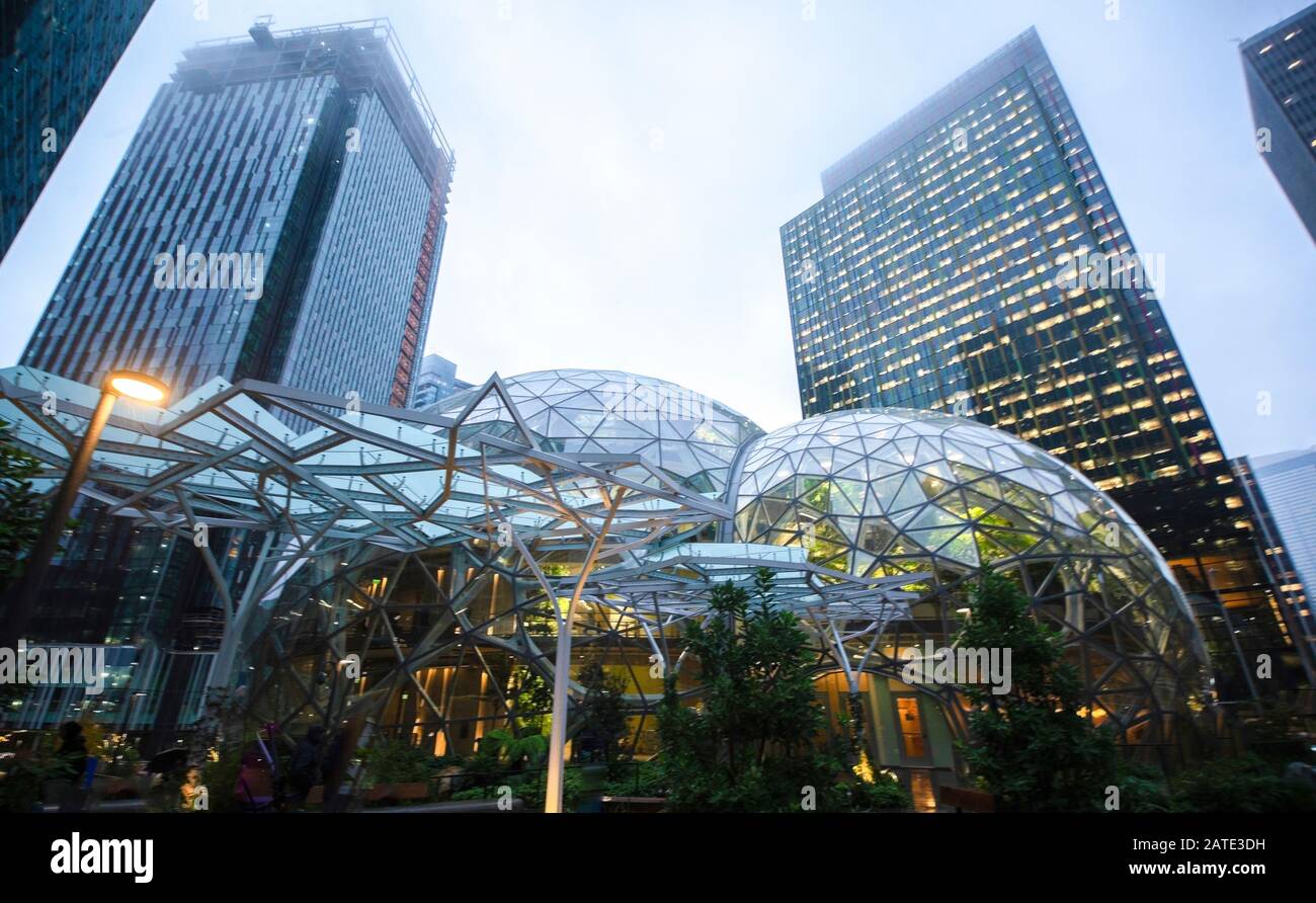 22.01.2018 : Blick auf Amazon die Sphären am Hauptsitz in Seattle und am Büroturm in Seattle, WA USA Stockfoto