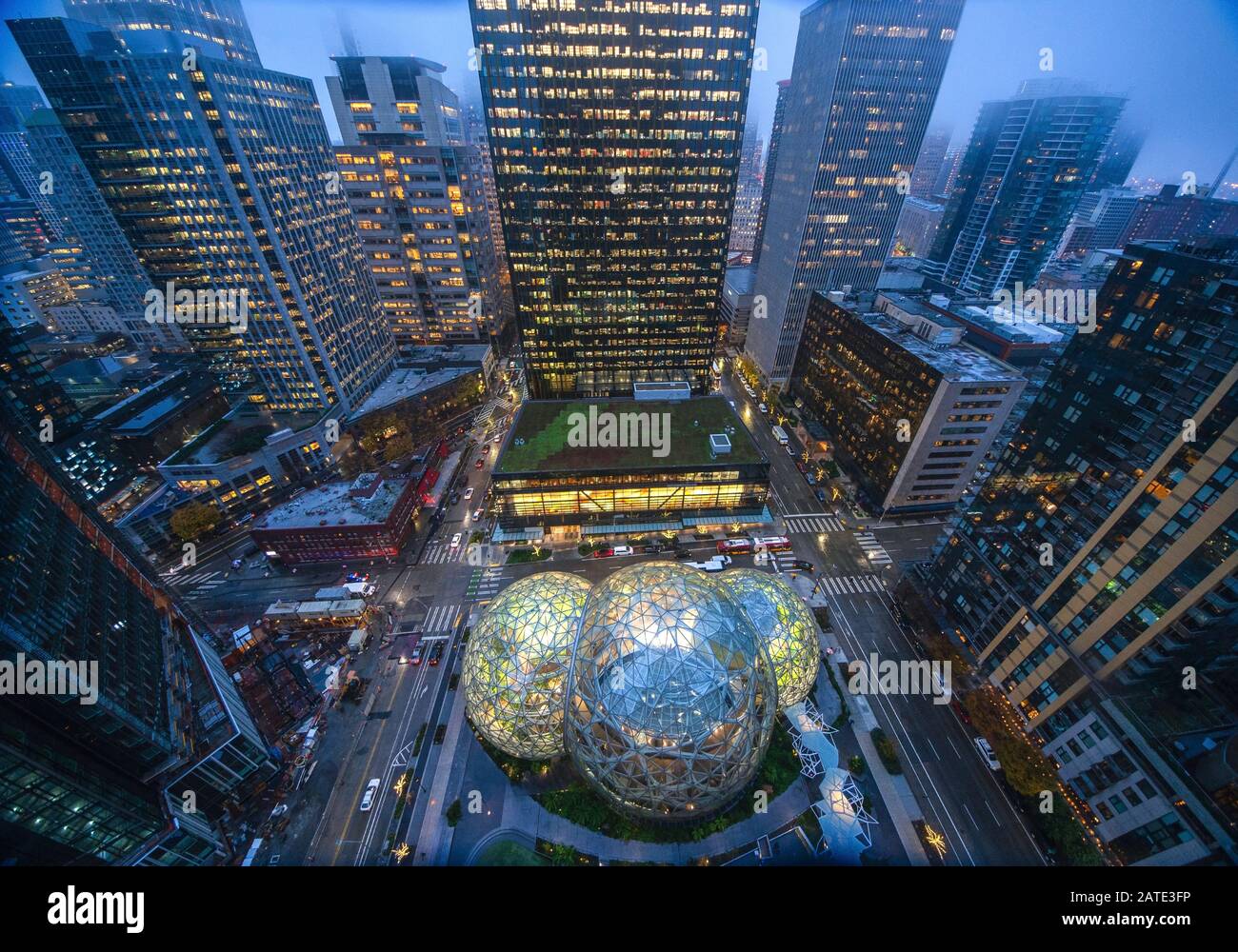22.12.2018 : Luftbild der Amazon Sphären am Hauptsitz in Seattle und Bürotürme in der Innenstadt von Seattle, WA D.C USA Stockfoto