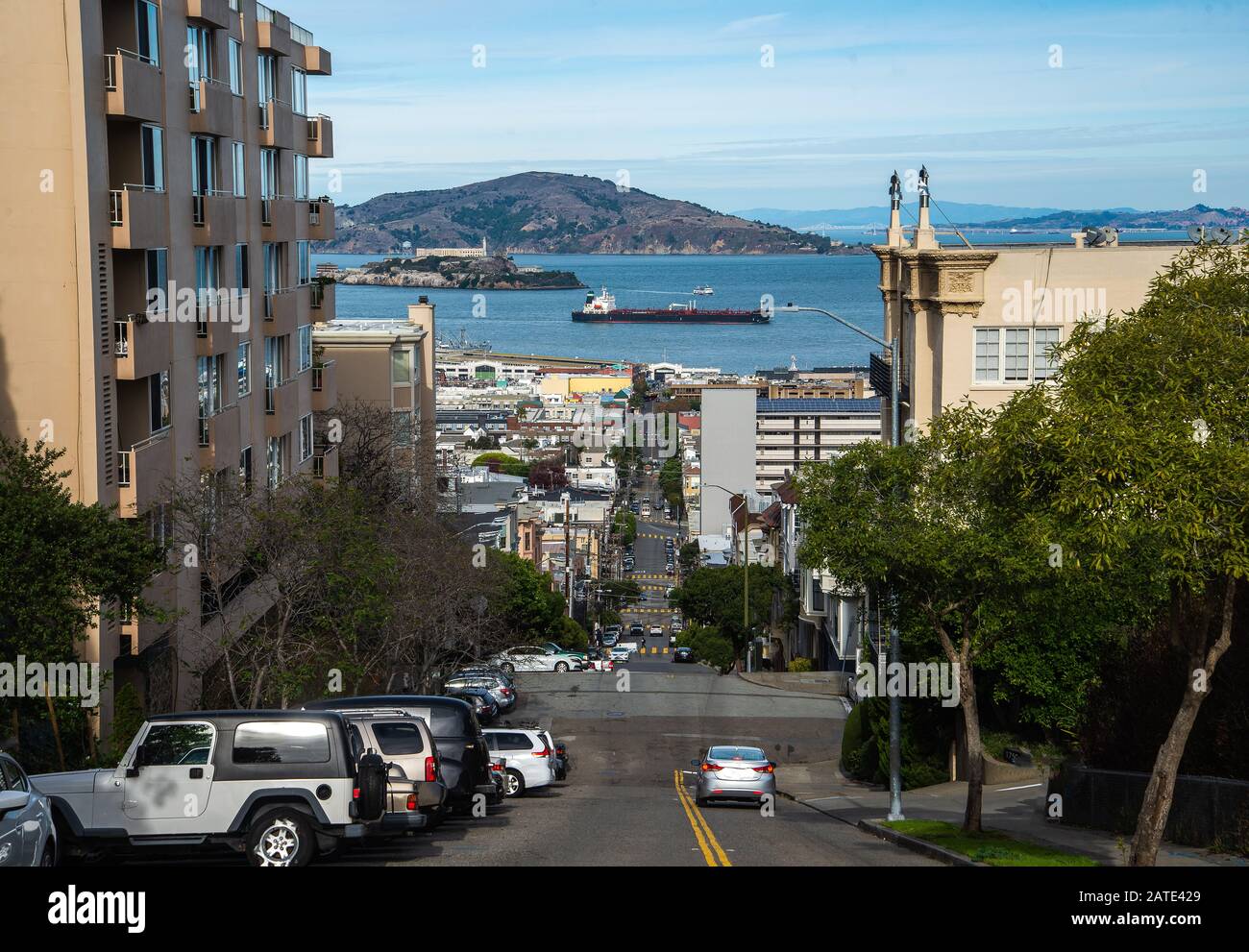 Low Angle Dämmerung Blick auf eine leere Straße mit Seilbahn Tracks, die einen steilen Hügel an der berühmten California Street im Morgengrauen, San Francisco, Kalifornien, USA, Stockfoto