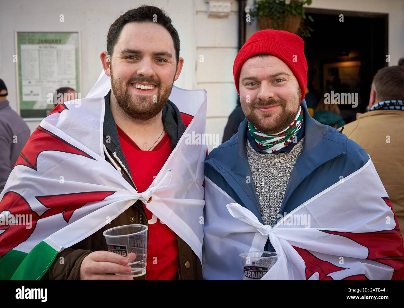 Rugby-Fans trinken am Spieltag vor einem Pub in Cardiff Bier. Six Nations 2020 Stockfoto