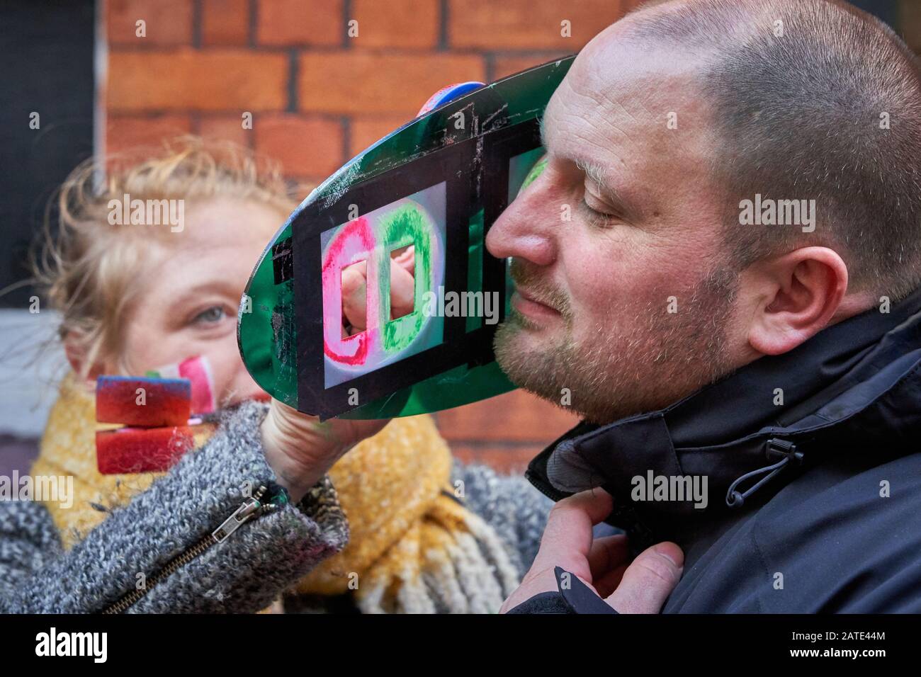 Rugby-Fan mit Gesichtsfarbe am Spieltag, Cardiff. Six Nations 2020 Stockfoto
