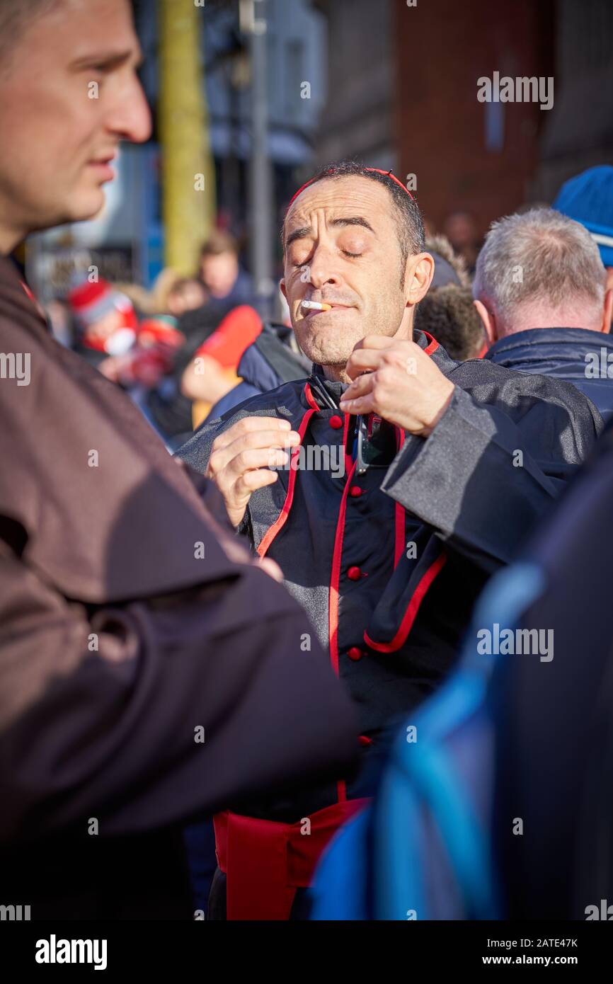 Italienischer Rugby-Fan in einem Kardinal-Kostüm am Spieltag, Six Nations 2020, Cardiff Stockfoto