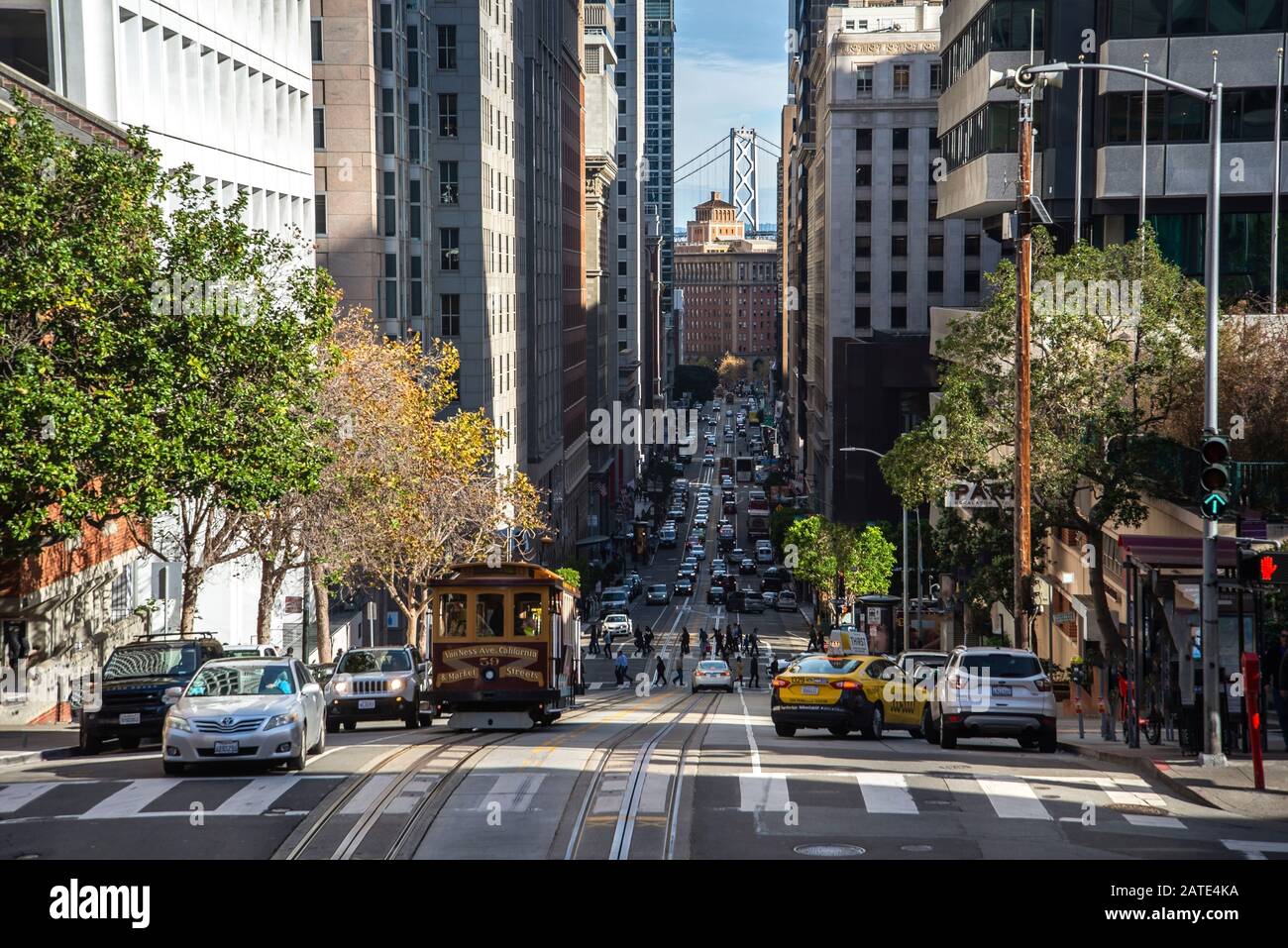 Low Angle Dämmerung Blick auf eine leere Straße mit Seilbahn Tracks, die einen steilen Hügel an der berühmten California Street im Morgengrauen, San Francisco, Kalifornien, USA, Stockfoto