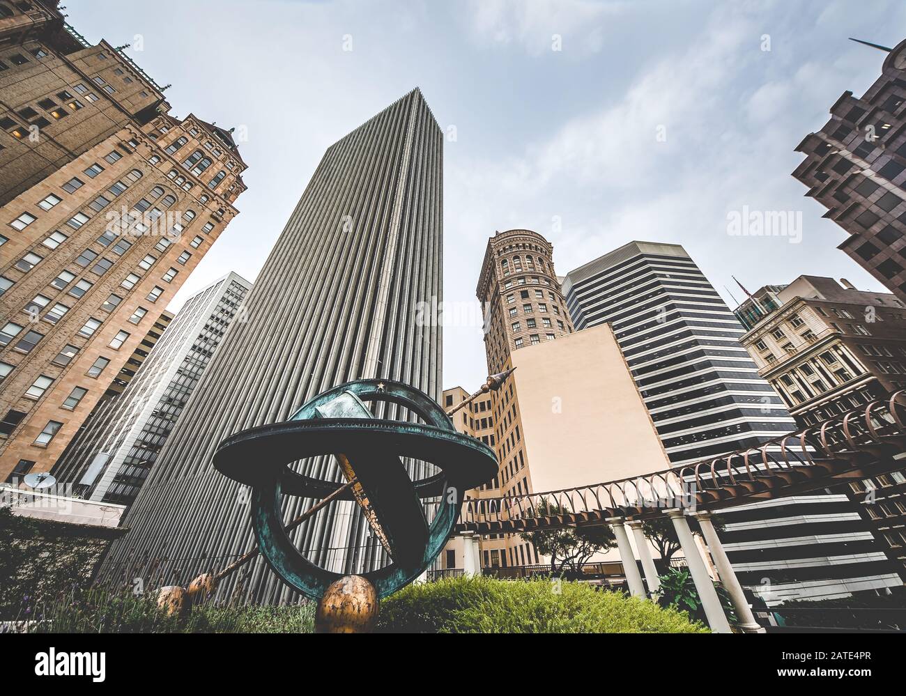 Hochhäuser im Finanzbezirk von San Francisco, aus einem niedrigen Blickwinkel für dramatische Perspektiven fotografiert. Die Innenstadt von San Francisco sehen Sie auf, und sehen Sie nach oben Stockfoto
