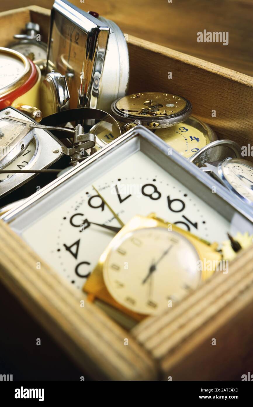 Verschiedene klassische mechanische Uhren, Details für Uhr und Wecker im Holzkasten Stockfoto