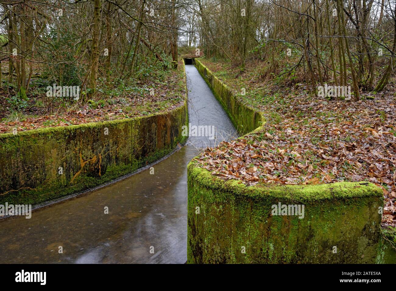 Man Made, Wasserauslass, Mapperley Reservoir, Ilkeston, derbyshire, England, Großbritannien Stockfoto