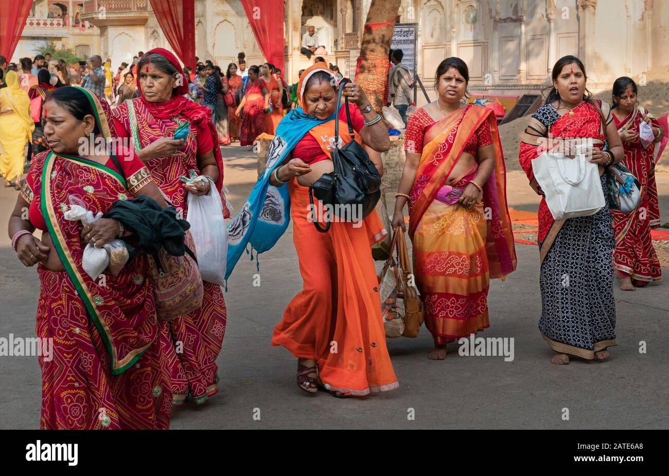 Hindu-Anhänger auf Pilgerreise in der verehrten Hindu-Galta Ji-Tempelanlage in Jaipur, Rajasthan, Ind Stockfoto