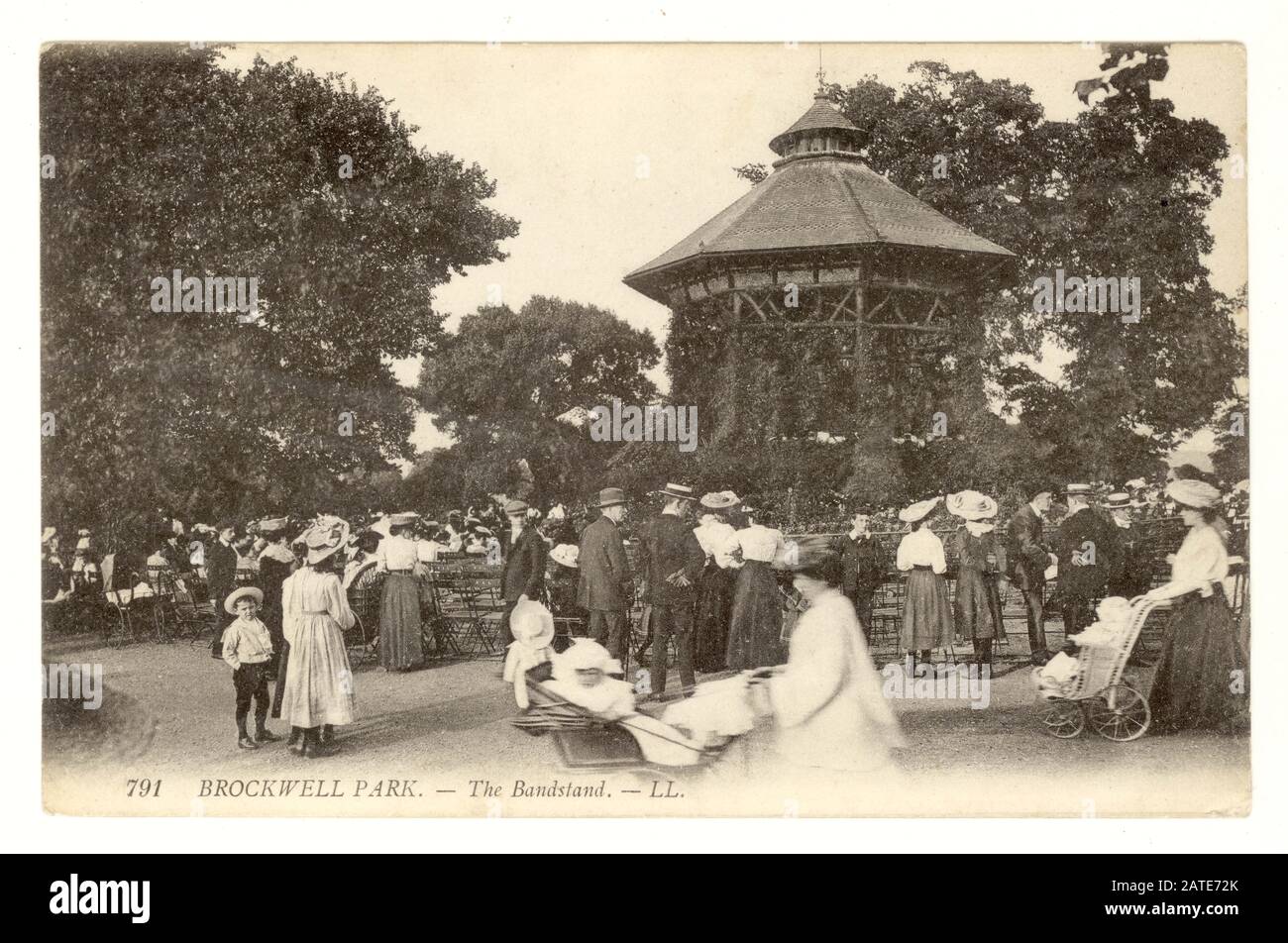 Originalpostkarte aus der Zeit Edwardians mit Besuchern, die einen Tag im Brockwell Park mit Bandstand und Zuschauern verbringen, Lambeth, London, um 1910 Stockfoto