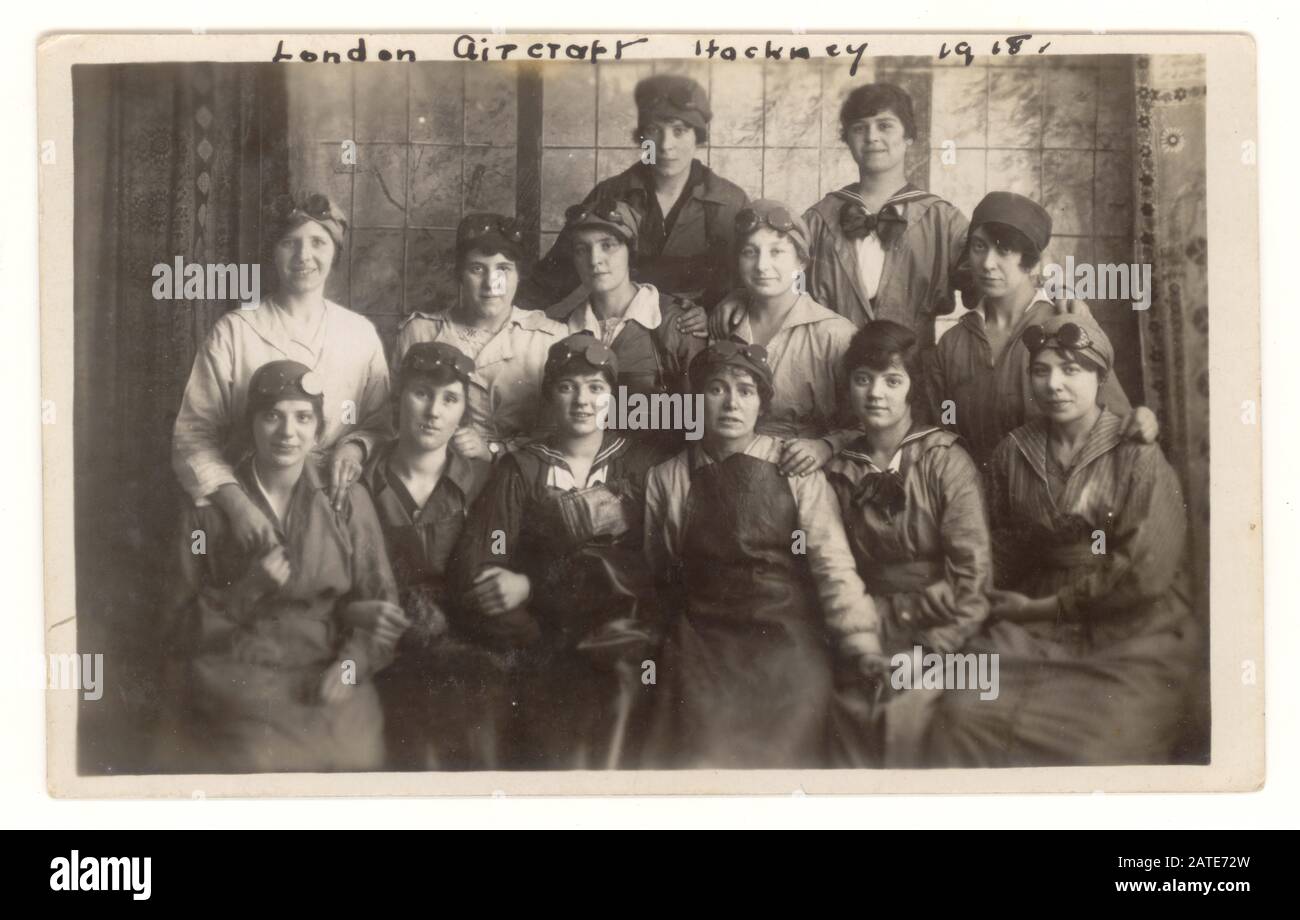 Originalpostkarte aus dem Jahr WW1 mit britischen Frauen, die eine Brille tragen, wahrscheinlich Schweißer/Nietmaschinen, da einige schwere Schutzschürzen tragen, Hackney, London, Großbritannien, datiert 1918. Stockfoto