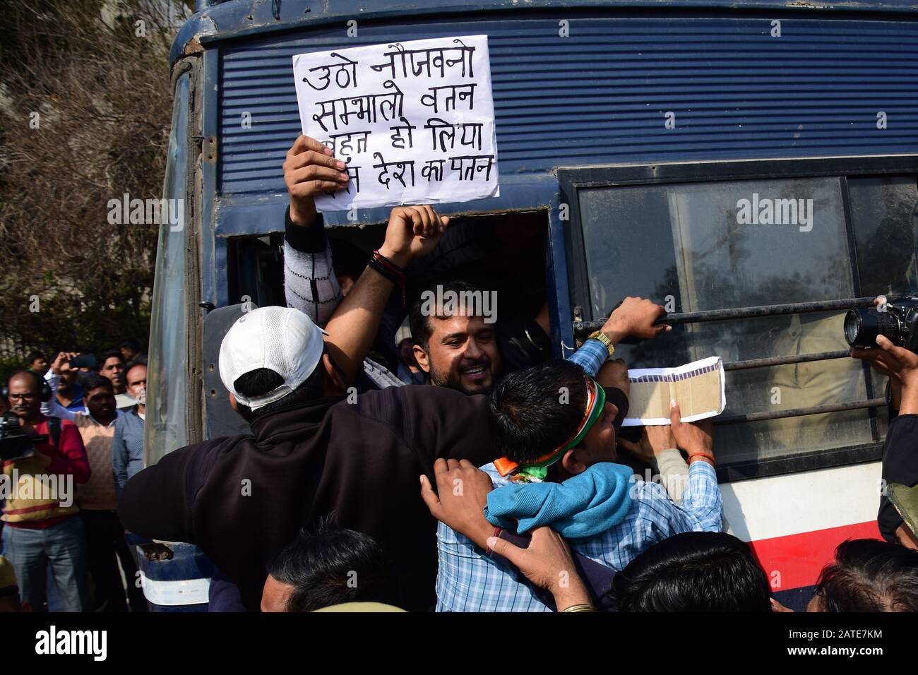 Während des Protestes in Delhi werden rechte Hindu-Aktivisten festgenommen.Hunderte von rechtsgerichteten "BJP-Regierungsbefürwortern" und Hindu-Aktivisten gingen auf die Straße, um die Eröffnung einer Straße zu fordern, die von Demonstranten blockiert wird, die gegen ein neues Bürgerschaftsgesetz in Shaheen Bagh protestieren. Stockfoto