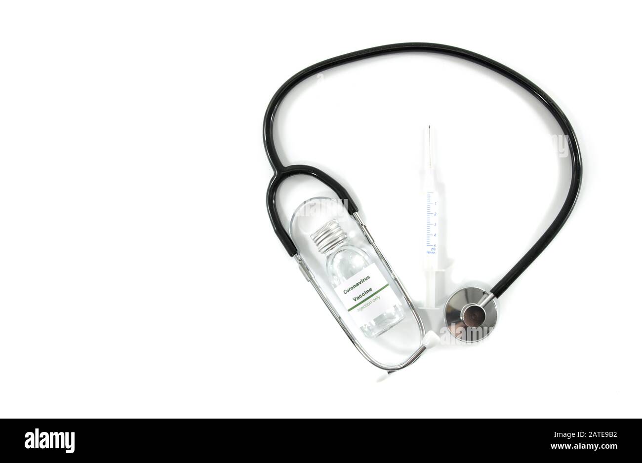 Coronavirus Impfstoffflasche mit Injektionsspritze isoliert und Stethoskop auf weißem Hintergrund Stockfoto