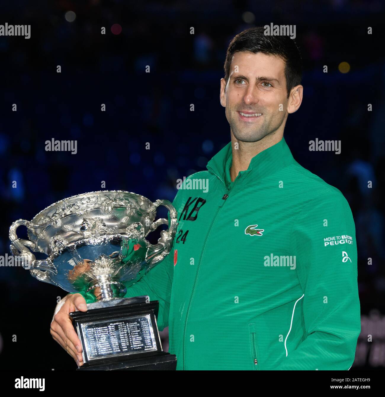 Melbourne, Australien. Januar 2020. Der 2. Seed NOVAK DJOKOVIC (SRB) posiert mit der Australian Open Trophäe, nachdem er den 5. Seed DOMINIC THIEM (AUT) in der Rod Laver Arena im Herreneinzel Endspiel am 14. Tag der Australian Open 2020 in Melbourne, Australien besiegt hat. Sydney Low/Cal Sport Media/Alamy Live News Stockfoto