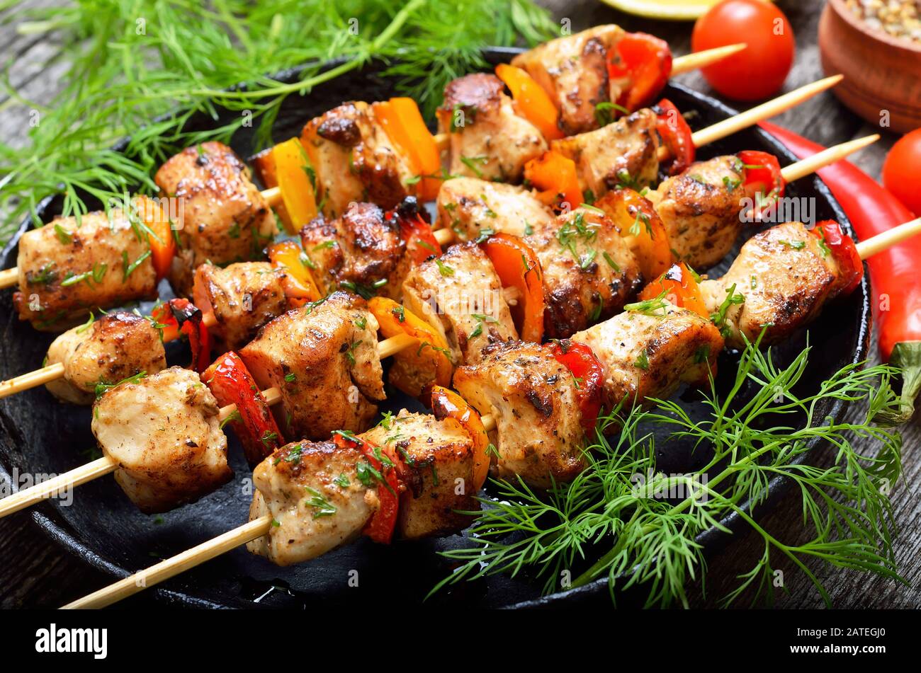 Gebratenes Hühnerkebab mit Paprika in Bratpfanne, Nahansicht Stockfoto