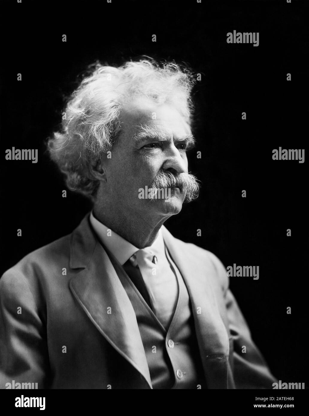 Vintage-Portrait-Foto des amerikanischen Schriftstellers und Humoristen Samuel Langhorne Klemens (zwischen 1835 und 1910), besser bekannt unter seinem Federnamen Mark Twain. Foto ca. 1907 von EINEM F Bradley aus New York. Stockfoto