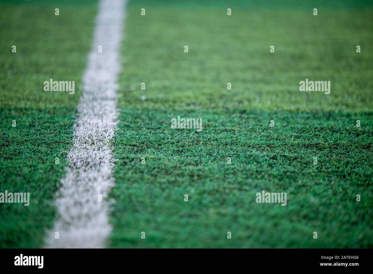 Fußballfeld mit weißer Linie Stockfoto