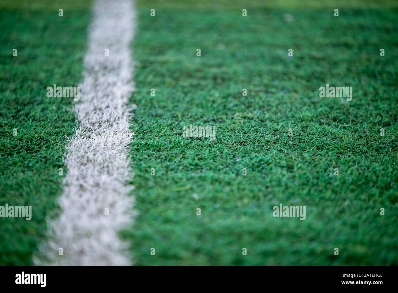 Fußballfeld mit weißer Linie Stockfoto