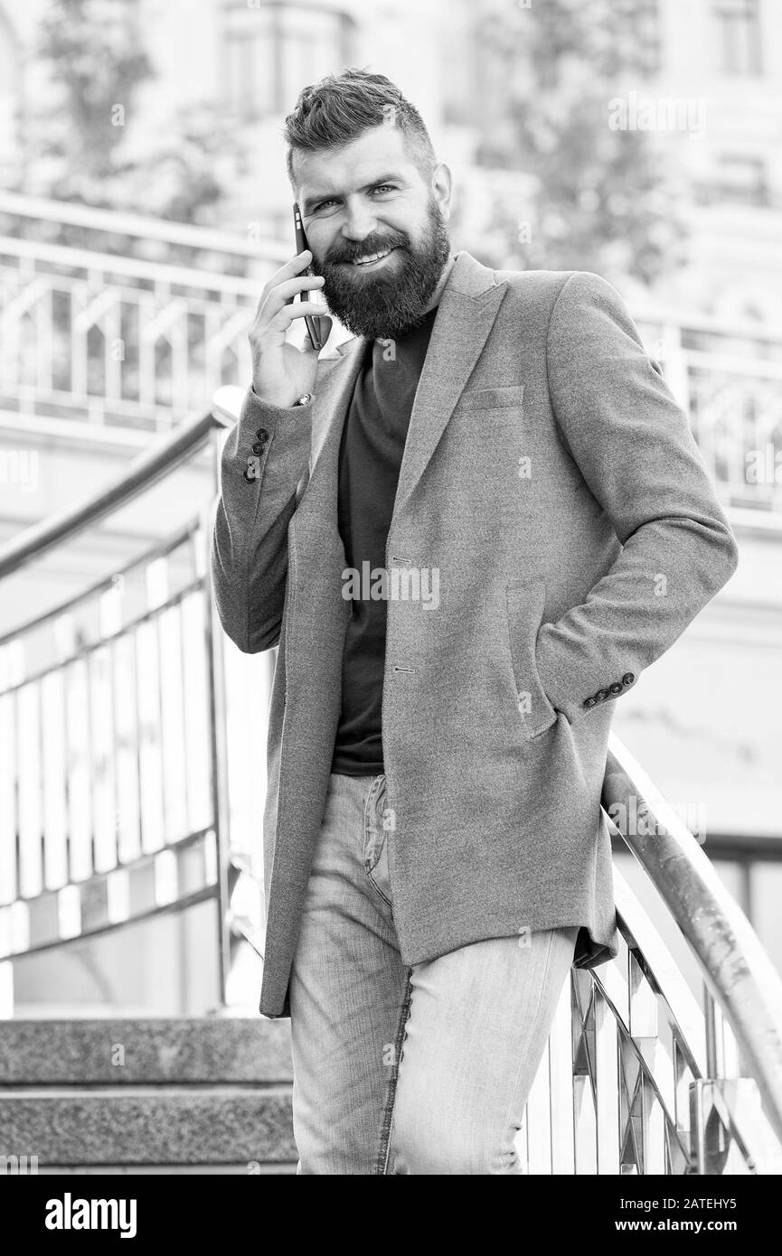Alle spricht er über ist Geschäft. Geschäftsmann. Bärtiger Mann hat geschäftliche Gespräche auf dem Smartphone. Business Kommunikation. Die neue Technologie. Das moderne Leben. Stockfoto
