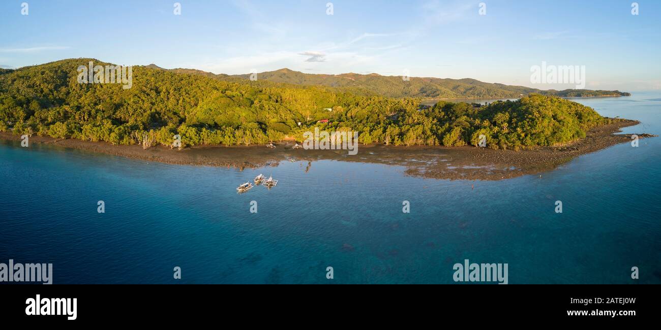 Luftaufnahme des Outrigger canos mit Mangrovenwald, Insel Romblon, Philippinen, philippinische See, Pazifik Stockfoto