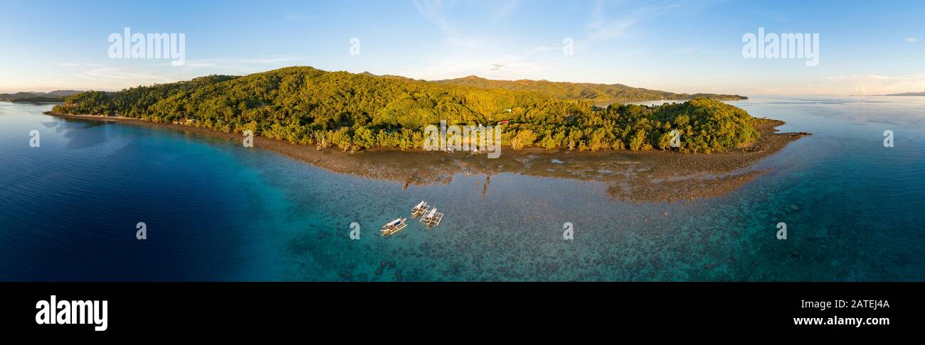 Luftaufnahme des Outrigger canos mit Mangrovenwald, Insel Romblon, Philippinen, philippinische See, Pazifik Stockfoto