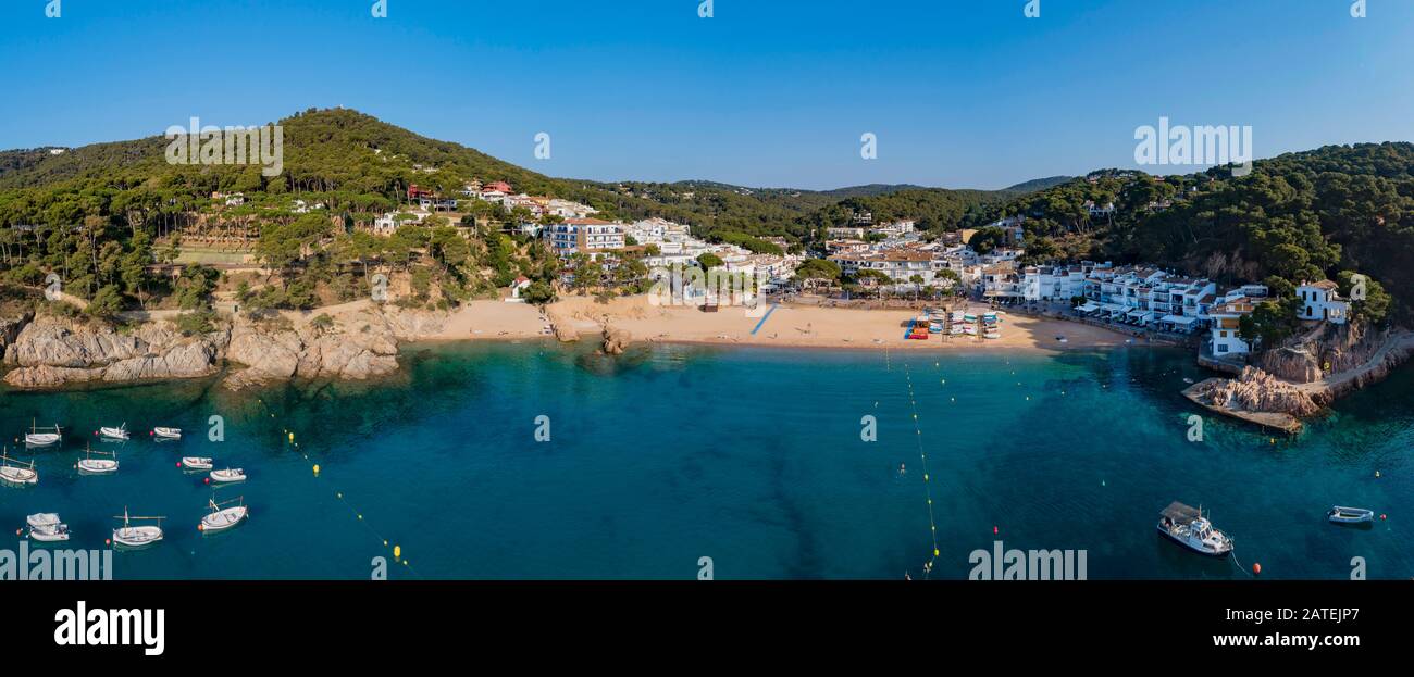Luftbild vom Strand in Tamariu, Costa Brava, Spanien Mittelmeer Stockfoto