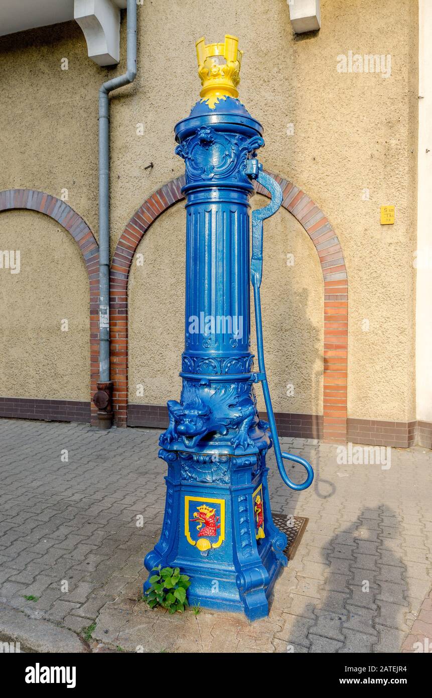 Szczecin, Provinz Westpomeran, Polen. Antike, 19-Cent-Gusseisenpumpe. Straße Tkacka/Grodzka. Stockfoto