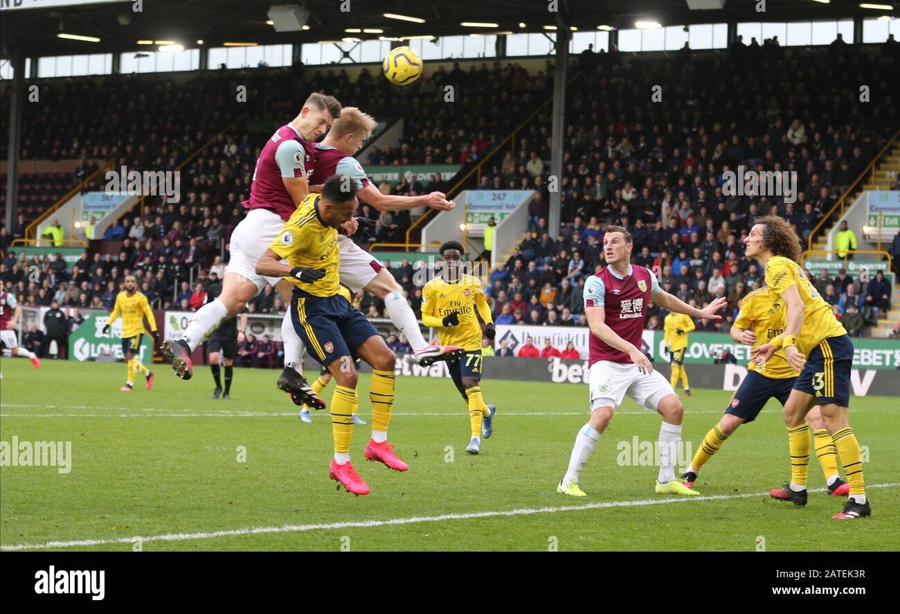 Turf Moor, Burnley, Lanchashire, Großbritannien. Februar 2020. English Premier League Football, Burnley gegen Arsenal; James Tarkowski aus Burnley steigt über die Arsenal-Verteidigung, um den Kopf auf dem Tor zu gewinnen - Streng Genommen nur redaktionelle Verwendung. Keine Verwendung mit nicht autorisierten Audio-, Video-, Daten-, Regallisten-, Club-/Liga-Logos oder Live-Diensten. Die Online-Nutzung ist auf 120 Bilder beschränkt, keine Videoemulation. Keine Verwendung bei Wetten, Spielen oder Einzelspielen/Liga-/Spielerveröffentlichungen Credit: Action Plus Sports/Alamy Live News Stockfoto