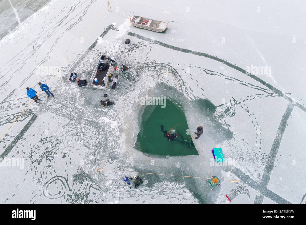 Luftbild aus Weißensee mit Loch für Eistauchen, Weißensee, Kärntner, Österreich Stockfoto