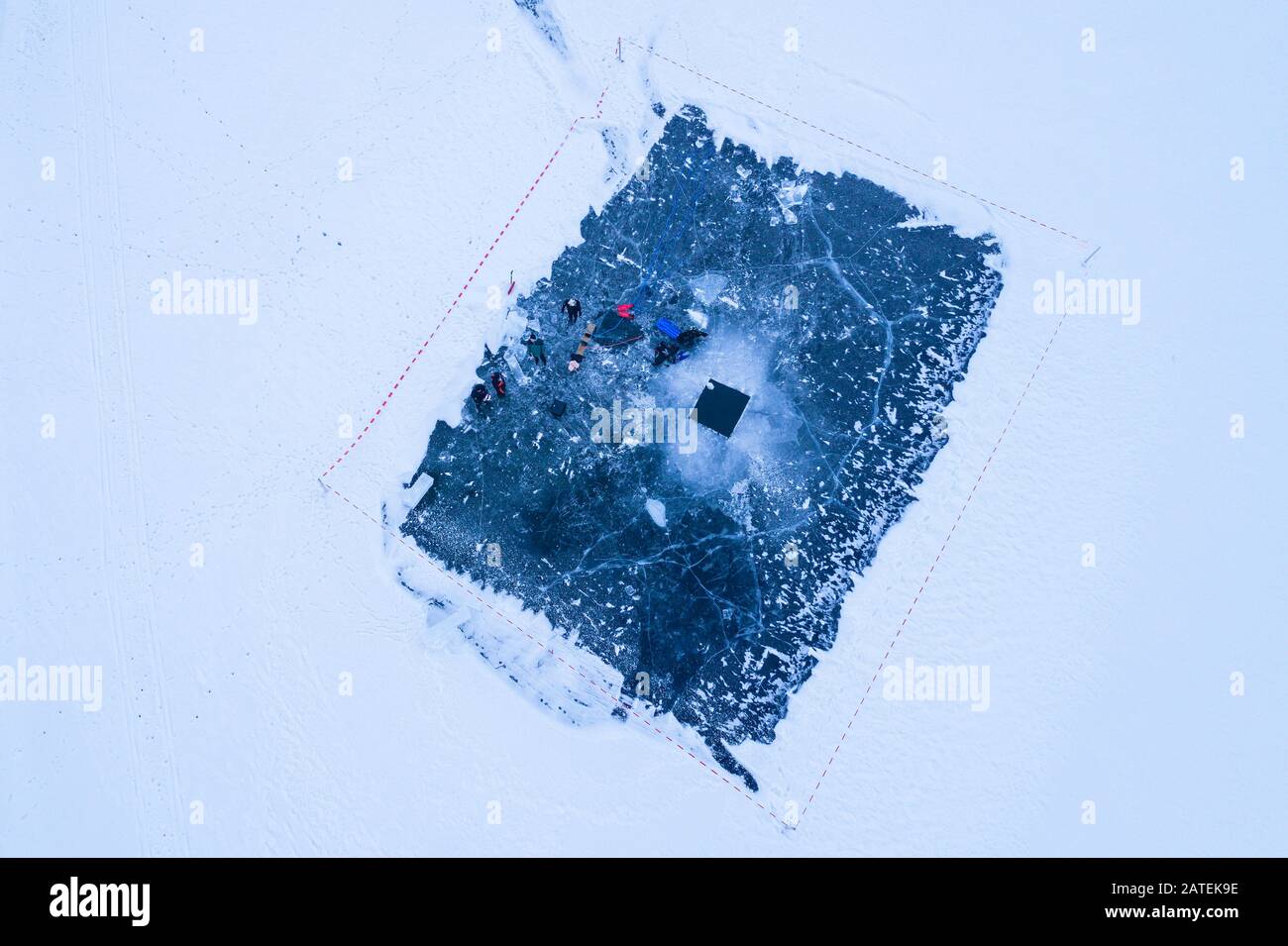Luftbild aus Weißensee mit Loch für Eistauchen, Carinth, Österreich Stockfoto