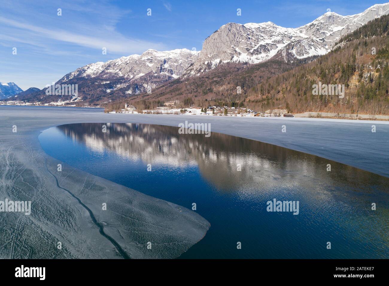 Luftbild aus gefrorenem Grundlsee, Styria, Österreich Stockfoto