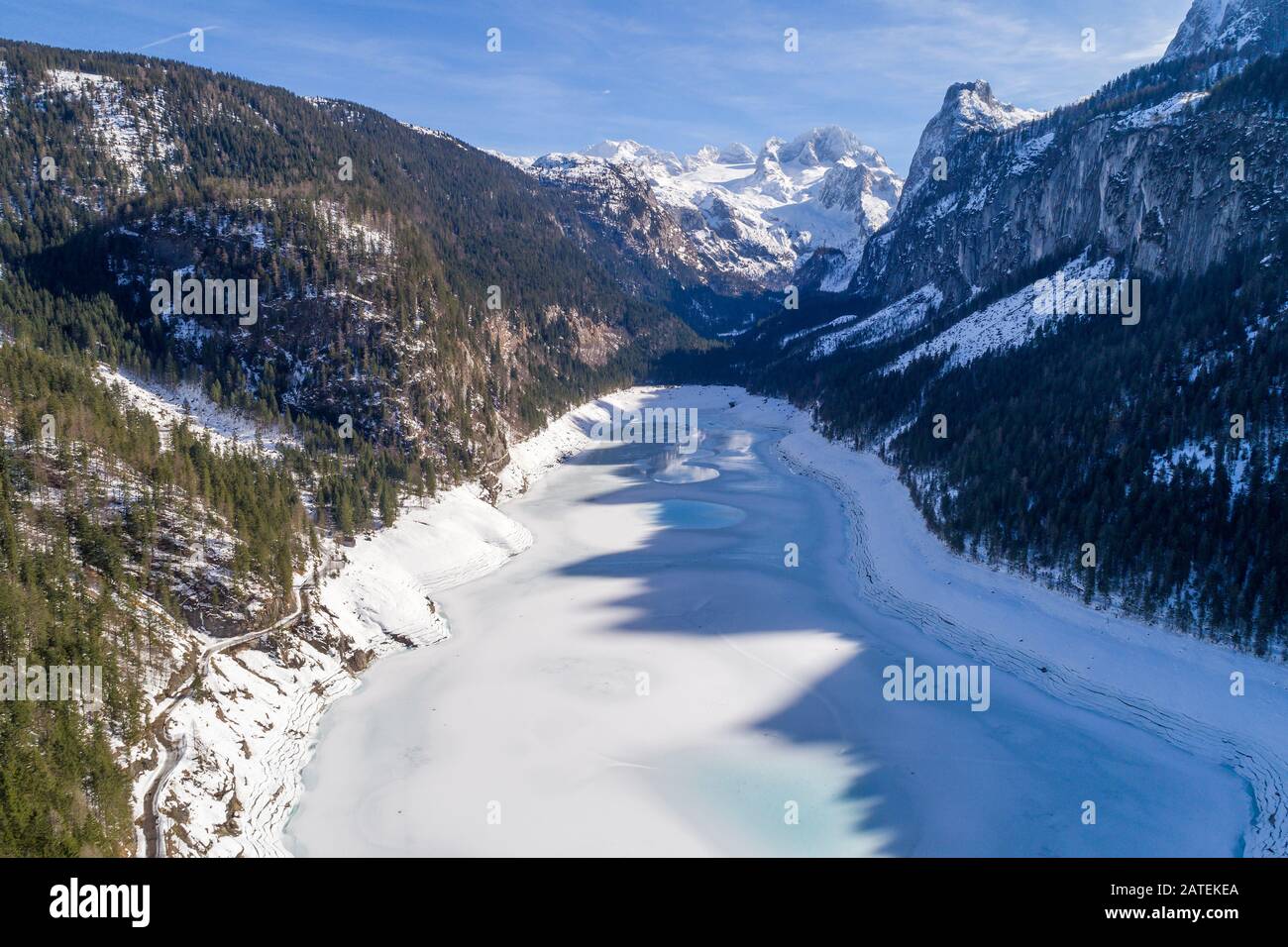 Luftbild aus dem im Winter zugefrorenen Gosausee mit Dachsteingebirge, Gosau, Oberösterreich Stockfoto