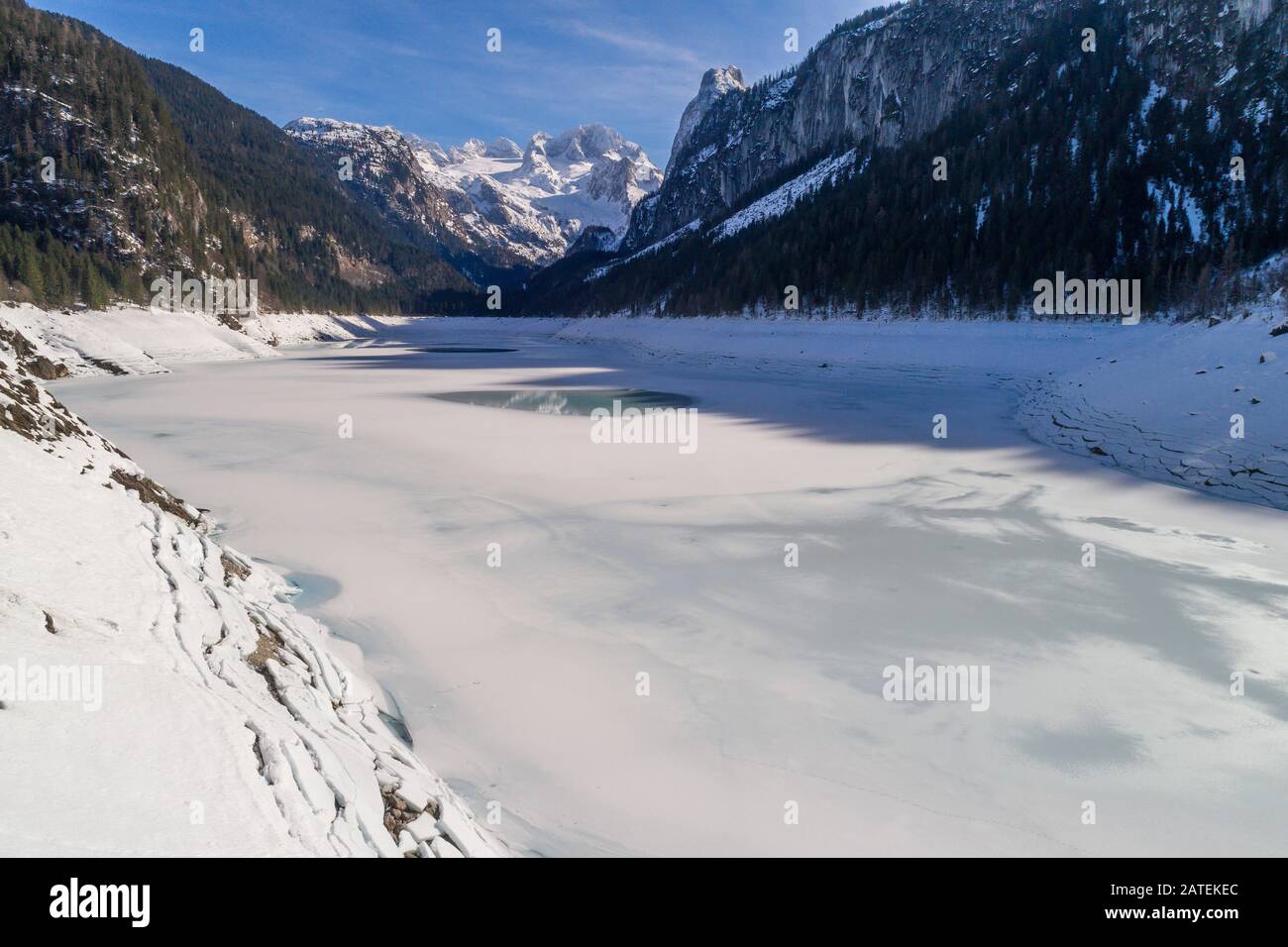 Luftbild aus dem im Winter zugefrorenen Gosausee mit Dachsteingebirge, Gosau, Oberösterreich Stockfoto