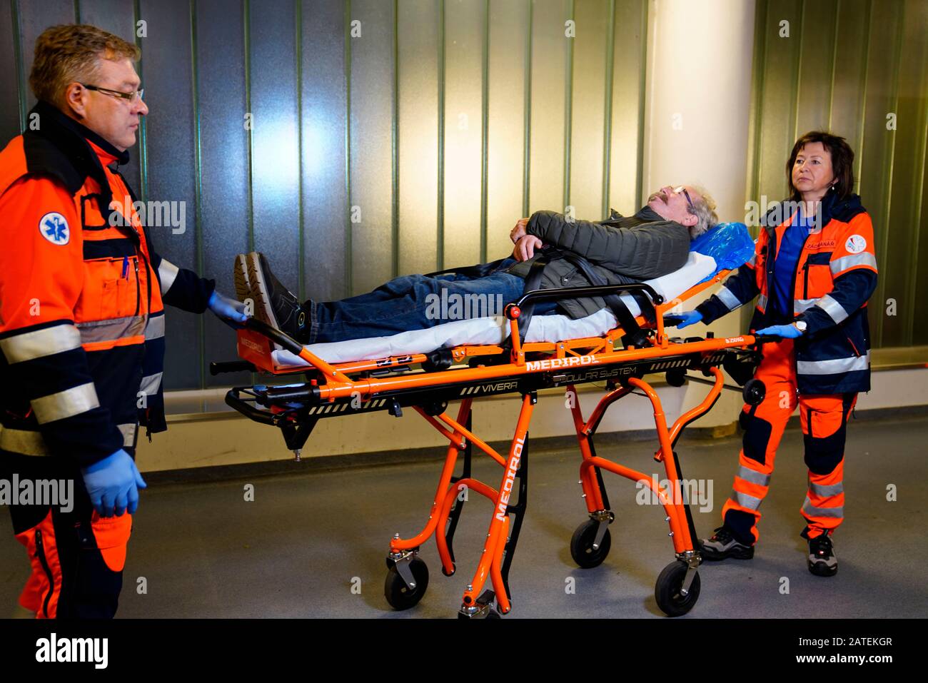 Ankunft des Krankenwagens mit dem Patienten im Krankenhaus Karlsbad, Tschechien Stockfoto