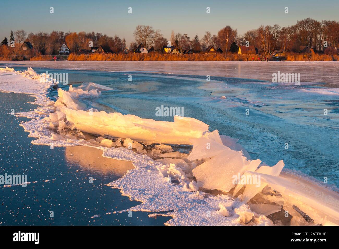 Winter am Duemmer See, Eisschollen, gefrorener Schnee, Wintersonne, Niedersachsen, Stockfoto