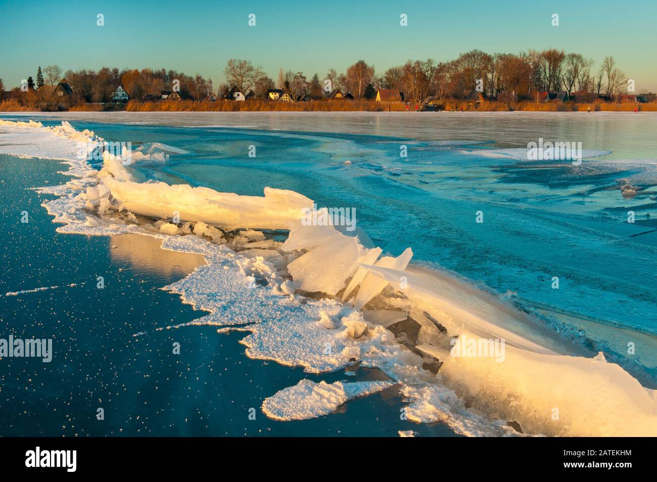 Winter am Duemmer See, Eisschollen, gefrorener Schnee, Wintersonne, Niedersachsen, Stockfoto