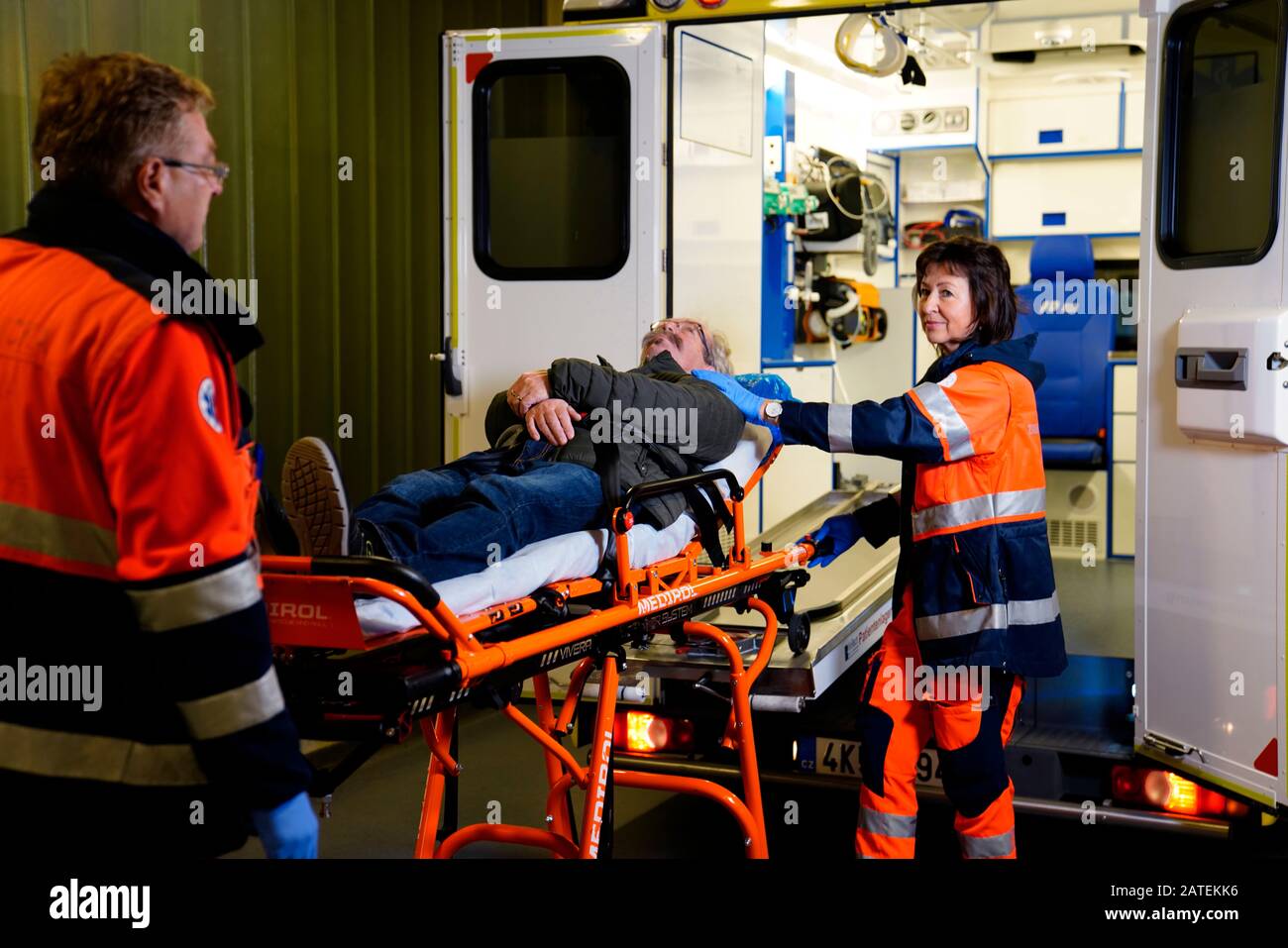 Ankunft des Krankenwagens mit dem Patienten im Krankenhaus Karlsbad, Tschechien Stockfoto