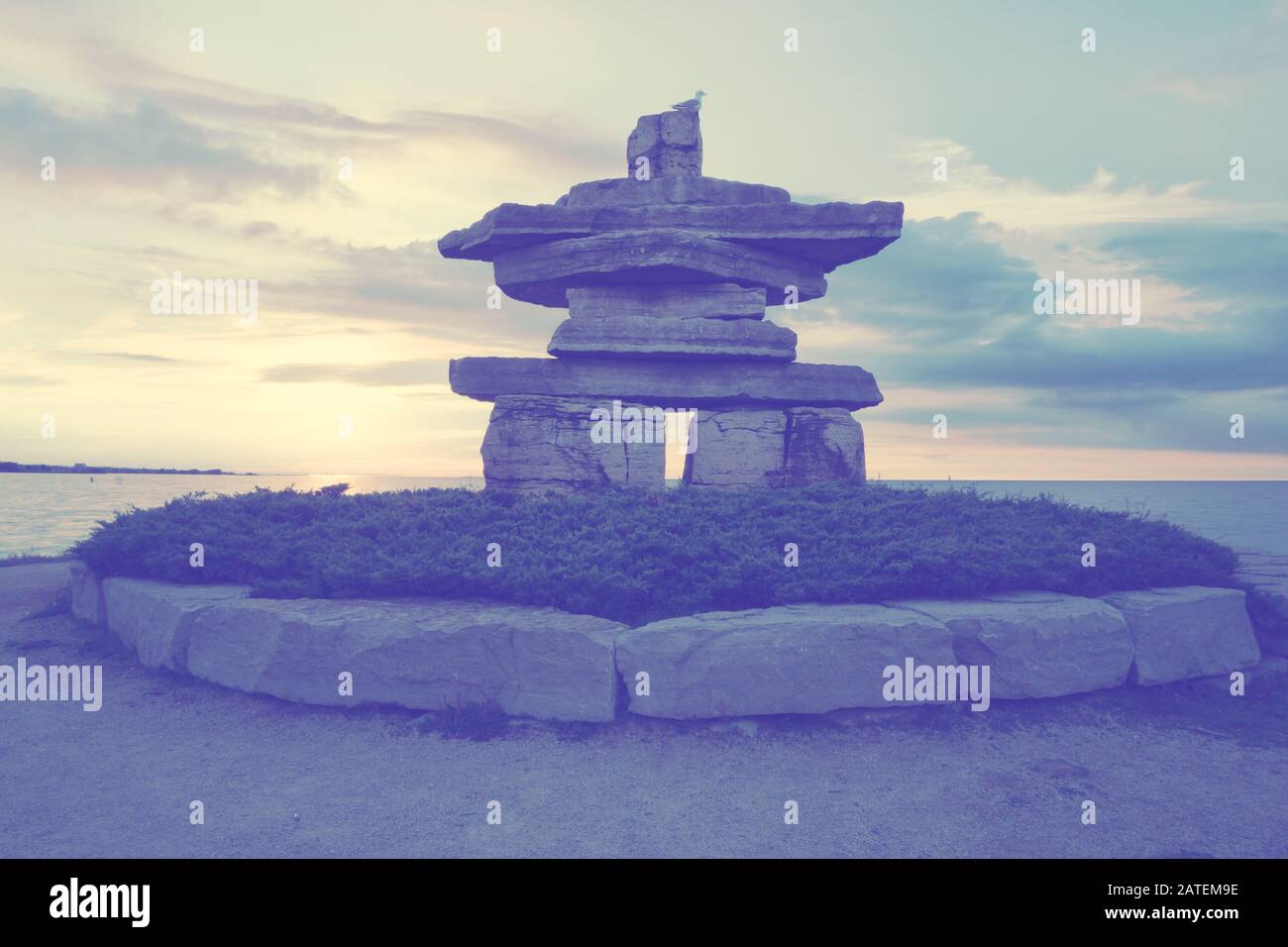 Canada Ontario Collingwood, Inukshuk at Sunset Point at Sunset Point at Sunset, Juni 2019, Inushuk Stone Landmark, We were Here, Pastell Tone Stockfoto